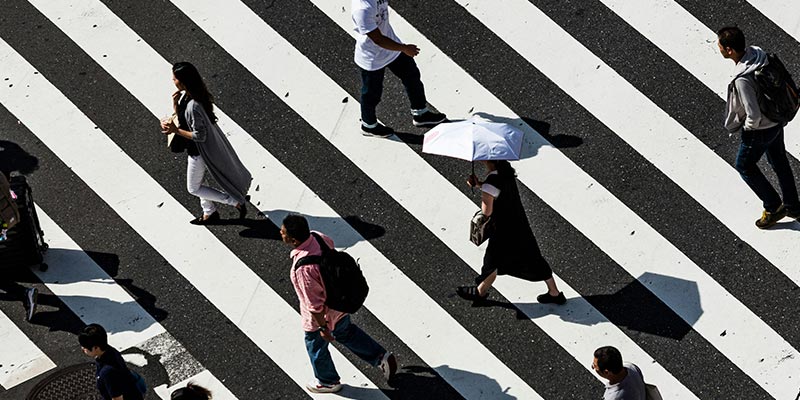 Gens qui se déplacent sur un passage piéton